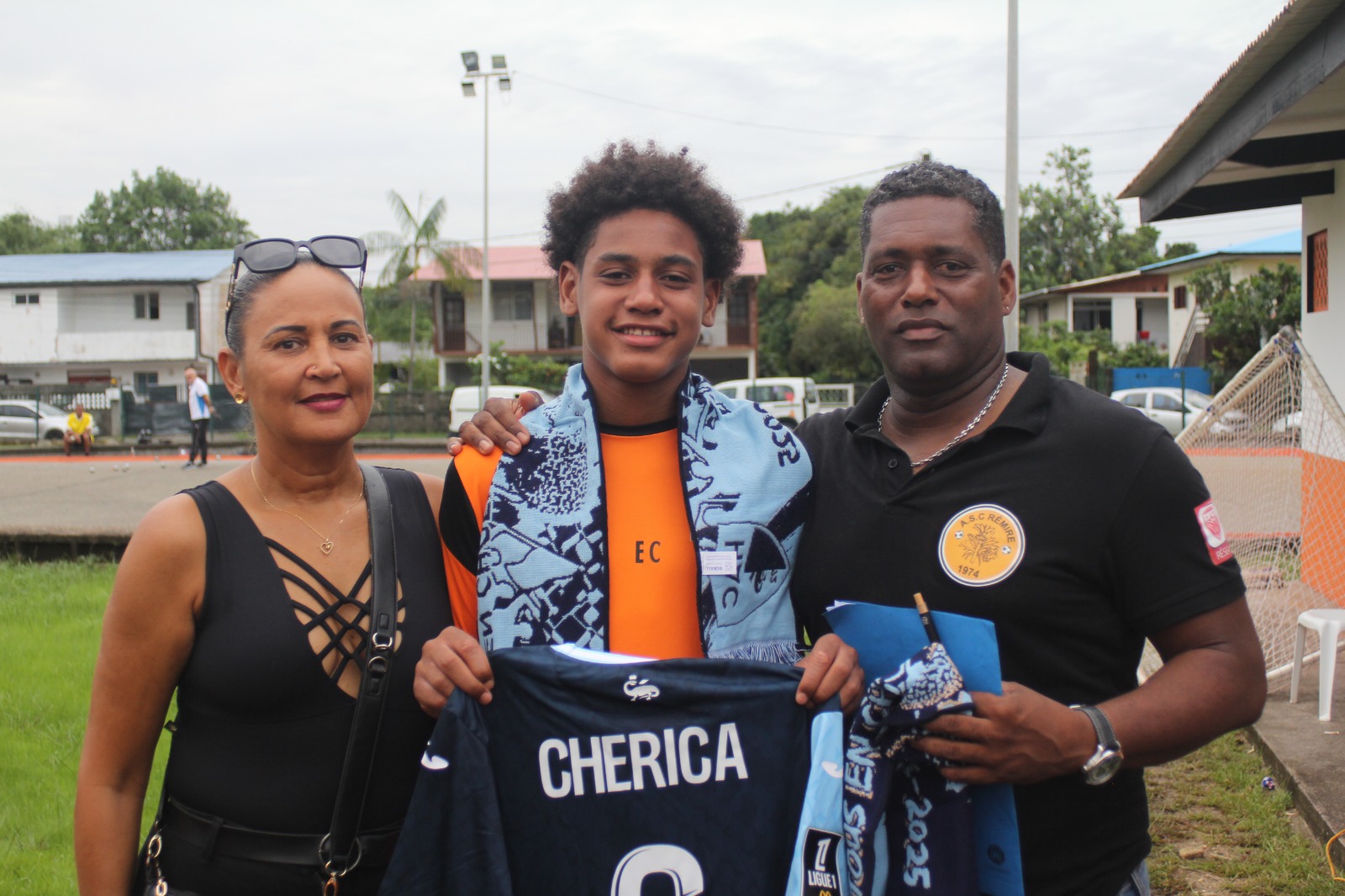 Enzo chérica entouré de ses parents.